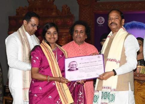 ଓଡ଼ିଶୀ ନୃତ୍ୟର ମହାଗୁରୁ ସ୍ବର୍ଗତ ଦେବପ୍ରସାଦ ଦାସଙ୍କ ୩୮ତମ ଶ୍ରଦ୍ଧାଞ୍ଜଳୀ ସମାରୋହରେ ପାରଳାର ପ୍ରିୟଙ୍କା ସମ୍ବର୍ଦ୍ଧିତ