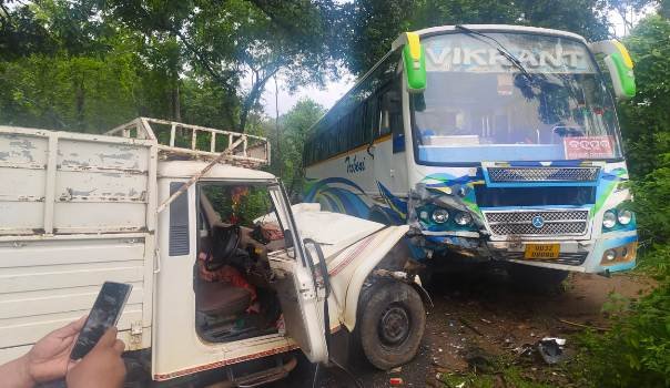 ୨ଟି ପୃଥକ ଦୁର୍ଘଟଣା, ତିନି ଗୁରୁତର ଅଳ୍ପକେ ବର୍ତିଲେ ୩୫ ରୁ ଅଧିକ ଯାତ୍ରୀ