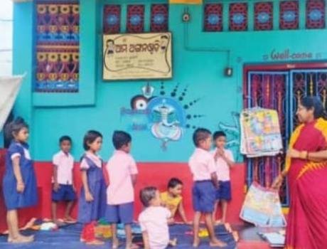 ଅଙ୍ଗନବାଡ଼ି କେନ୍ଦ୍ର ନ ଥିବାରୁ କର୍ମୀଙ୍କ ଘର ପିଣ୍ଡାରେ ଚାଲିଛି ଶିକ୍ଷାଦାନ