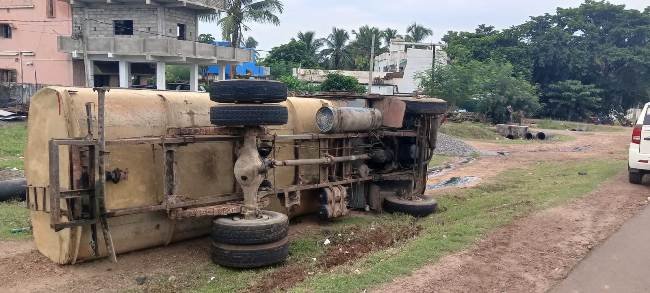 କାଳିଆ ବାଲି ଛକରେ ଓଲଟିଲା ପାଣି ଟ୍ୟାଙ୍କର