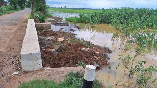 କଲଭର୍ଟ ମୁହଁ ପୋତି ଦେବାରୁ ଜଳ ନିଷ୍କାସନ ହୋଇପାରୁନି, ଜିଲ୍ଲାପାଳଙ୍କୁ ଅଭିଯୋଗ କଲେ ଚାଷୀ
