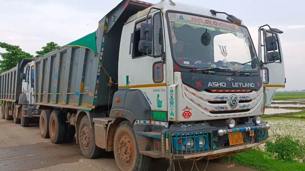 ଦୁଇଟି ବେଆଇନ ବାଲି ବୋଝେଇ ହାଇୱା ଜବଦ