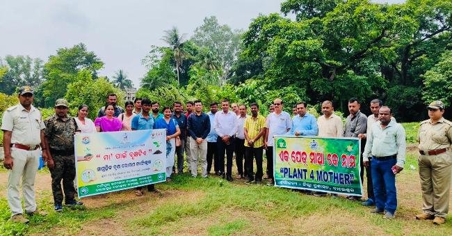 ମା' ପାଇଁ ବୃକ୍ଷଟିଏ ଅଭିଯାନ: ସାମୁହିକ ବୃକ୍ଷ ରୋପଣ କାର୍ଯ୍ୟକ୍ରମ ଅନୁଷ୍ଠିତ