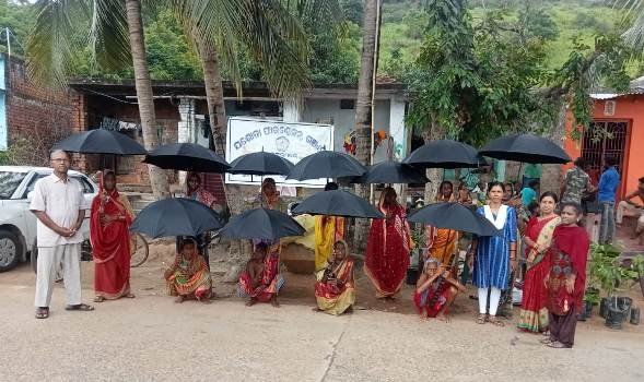 ଯଶୋଦା ଫାଉଣ୍ଡେସନ ପକ୍ଷରୁ ଖୁରିଗାଁ ଗ୍ରାମ ରେ ଚାରା ଓ ଛତା ବଣ୍ଟନ କାର୍ଯ୍ୟକ୍ରମ