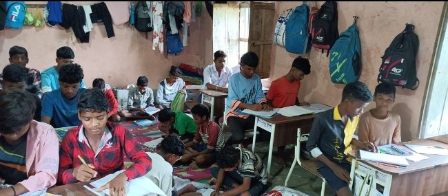 ଗୋଟିଏ ଘରେ ଚାଲିଛି ୩ଟି ଶ୍ରେଣୀ, ଛାତ୍ର ଛାତ୍ରୀଙ୍କ ଭବିଷ୍ୟତ ଅନ୍ଧାରରେ