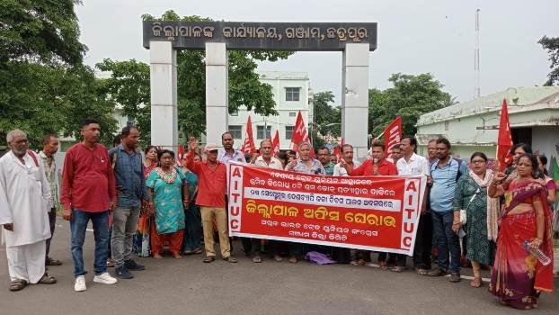 ପ୍ରଧାନମନ୍ତ୍ରୀଙ୍କ ଉଦ୍ଦେଶ୍ୟରେ ଅତିରିକ୍ତଜିଲ୍ଲାପାଳ ଓ ଡିଏଲଓଙ୍କୁ ଦାବୀ ପତ୍ର ପ୍ରଦାନ