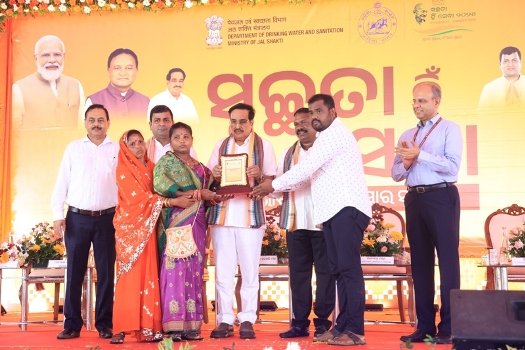 ସ୍ୱଚ୍ଛତା ହିଁ ସେବା କାର୍ଯ୍ୟକ୍ରମରେ ଚମାଖଣ୍ଡି ଗ୍ରାମ ପଞ୍ଚାୟତକୁ ମିଳିଲା ଶ୍ରେଷ୍ଠ ପୁରସ୍କାର