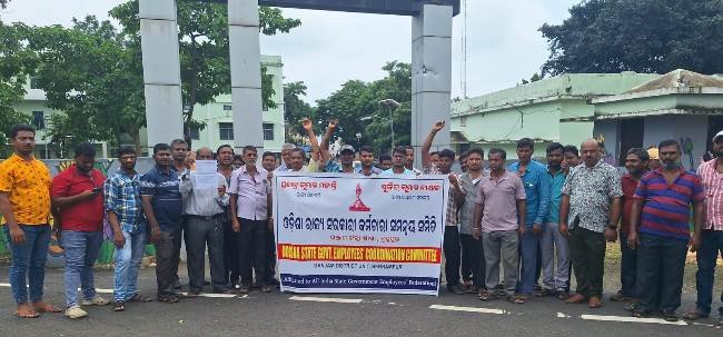 ଓଡିଶା ରାଜ୍ୟ ସରକାରୀ କର୍ମଚାରୀ ସମନ୍ୱୟ ସମିତି ଗଞ୍ଜାମ ଜିଲ୍ଲା ଶାଖା ପକ୍ଷରୁ ଦଶ ଦଫା ସମ୍ବଳିତ ଦାବିପତ୍ର ପ୍ରଦାନ