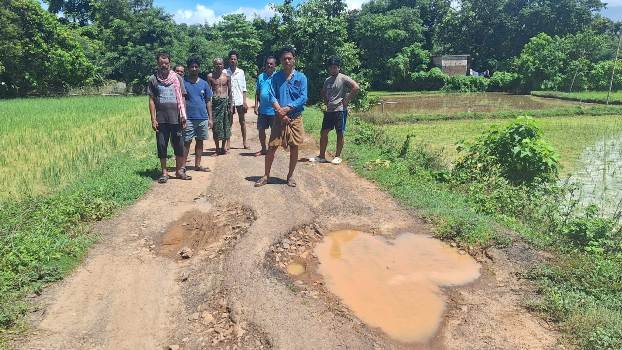 ଇଞ୍ଚୋଳ- ଇଶଳା ରାସ୍ତା ଶୋଚନୀୟ, ହନ୍ତସନ୍ତ ହେଉଛନ୍ତି ୩ଟି ଗ୍ରାମର ଗ୍ରାମବାସୀ