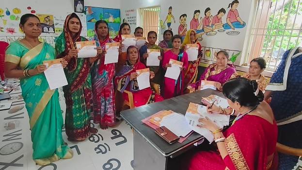 ଛତ୍ରପୁରରେ ସୁଭଦ୍ରା ଯୋଜନାରେ ମହିଳାମାନେ ଅଙ୍ଗନାବାଡିକେନ୍ଦ୍ରକୁ ଆସି ଆବେଦନ କରୁଛନ୍ତି