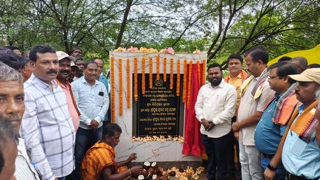 ସାର୍ଥା ଓ ଛାନୁଆ ପଂଚାୟତରେ ନୂତନ ରାସ୍ତା ନିର୍ମାଣ ପାଇଁ ଶିଳାନ୍ୟାସ କଲେ ବିଧାୟକ ମାନସ କୁମାର ଦତ୍ତ