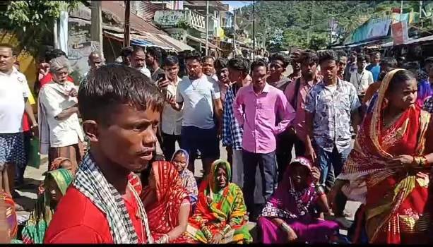 ପିକ୍ ଅପ୍ ଧକ୍କାରେ ଯୁବକ ଗୁରୁତର, କ୍ଷତିପୂରଣ ଦାବିରେ ମୁଖ୍ୟରାସ୍ତା ୩ ଘଣ୍ଟା ଅବରୋଧ