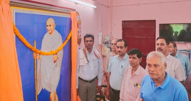 ଗଞ୍ଜାମ ବରିଷ୍ଠ ନାଗରିକ କାର୍ଯ୍ୟାଳୟ ରେ ଗାନ୍ଧୀପ୍ରତିମୂର୍ତ୍ତି ଉନ୍ମୋଚନ କଲେ ଅଷ୍ଟମ ବାଟାଲିୟନ