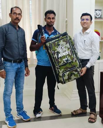 ଦିବ୍ୟାଙ୍ଗ ଯୁବ କ୍ରିକେଟ ଖେଳାଳିଙ୍କୁ ଜିଲ୍ଲାପାଳଙ୍କ ଦ୍ୱାରା କ୍ରିକେଟ କିଟ ପ୍ରଦାନ