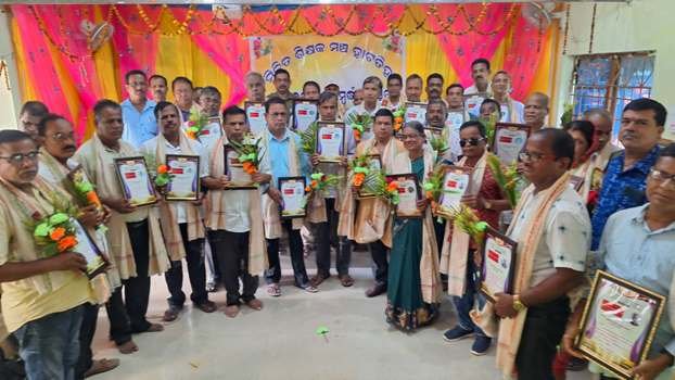 ଶାସଙ୍ଗ ହାଇସ୍କୁଲ ପରିସରରେ ହାଟଡିହି ଶିକ୍ଷକ ସଂଘ ମିଳିତ ମଞ୍ଚ ପକ୍ଷରୁ ସମ୍ବର୍ଦ୍ଧନା ସମାରୋହ