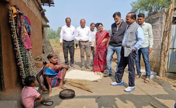 ଉପାନ୍ତ ଗାଁକୁ ଚାଲି ଚାଲି ଯାଇ ଲୋକଙ୍କ ସମସ୍ୟା ବୁଝିଲେ,ପ୍ରଶାସନ ଦ୍ୱାର ମୁହାଁ