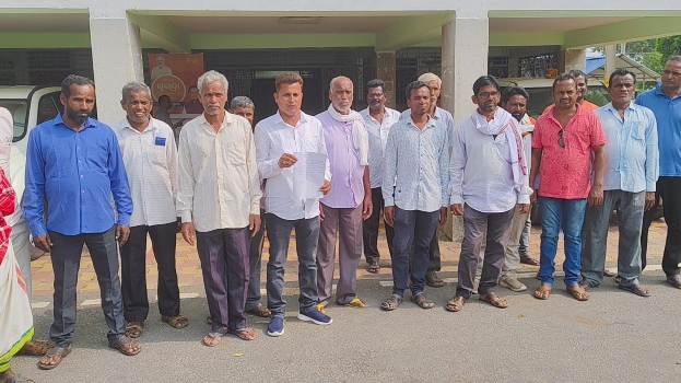 କେନାଲ ରେ ପାଣି ଛାଡ଼ : ଚାଷୀ କାନ୍ଦୁଛି,ଏନେଇ ଏଡିଏମ କୁ ଭେଟିଲେ ତିନୋଟି ପଂଚାୟତ ର ଚାଷୀ