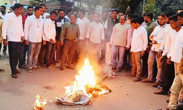 ଗଣତନ୍ତ୍ରର ମନ୍ଦିରରେ ସାଂସଦ ପ୍ରତାପ ଷଡ଼ଙ୍ଗୀଙ୍କୁ ମରଣାନ୍ତକ ଆକ୍ରମଣ ପ୍ରତିବାଦରେ ଯୁବମୋର୍ଚ୍ଚା ପକ୍ଷରୁ କୁଶପୁତ୍ତଳିକା ଦାହ ଏବଂ ବିକ୍ଷୋଭ ପ୍ରଦର୍ଶନ