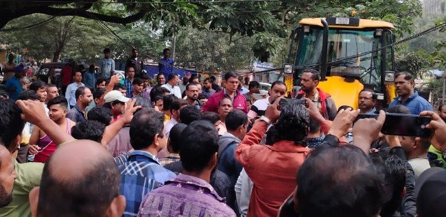 ଉଠାଦୋକାନ ଉଚ୍ଛେଦ ବେଳେ ଡୋଜର ଆଗରେ ଶୋଇଲେ ଶହ ଶହ ଉଠାଦୋକାନୀ