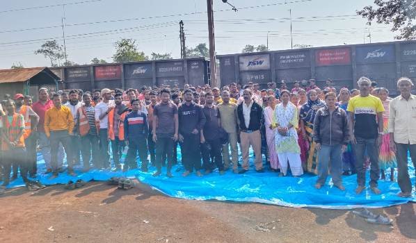 କାର୍ଯ୍ୟରତ ଶ୍ରମିକ ଏବଂ କାର୍ଯ୍ୟ ପାଇଁ ଅଡି ବସିଥିବା ଗ୍ରାମବାସୀଙ୍କ ମଧ୍ୟରେ ରେଳ ସାଇଡ଼ିଂ କାର୍ଯ୍ୟକୁ ନେଇ ପୁଣି ଆନ୍ଦୋଳନ