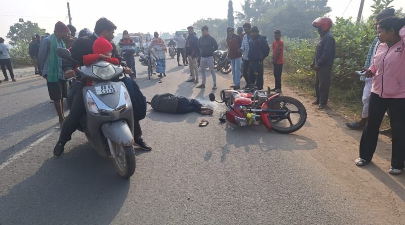 ଅଣା କେନାଲ ଛକ ନିକଟରେ ଦୁଇ ବାଇକ ଧକ୍କା, ୩ଗୁରୁତର