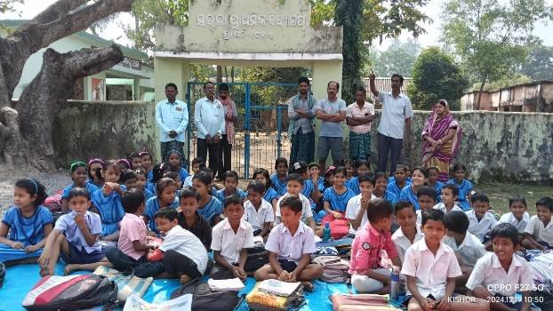 ସରଳା ପ୍ରାଥମିକ ବିଦ୍ୟାଳୟରେ ଶିକ୍ଷକଅଭାବରୁ ଗେଟରେ ତାଲାପକାଇ ଧାରଣା ବସିଲେ ଛାତ୍ରଛାତ୍ରୀ ଓ ଅଭିଭାବକ