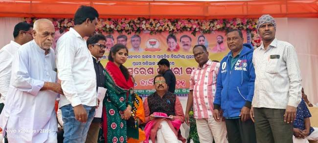 କିରକିଟା କୁ ବ୍ଲକ ମାନ୍ୟତା ଦାବୀ ନେଇ ରାଜସ୍ବ ମନ୍ତ୍ରୀ ସୁରେଶ ପୂଜାରୀ ଙ୍କୁ ସ୍ମାରକ ପତ୍ର ପ୍ରଦାନ