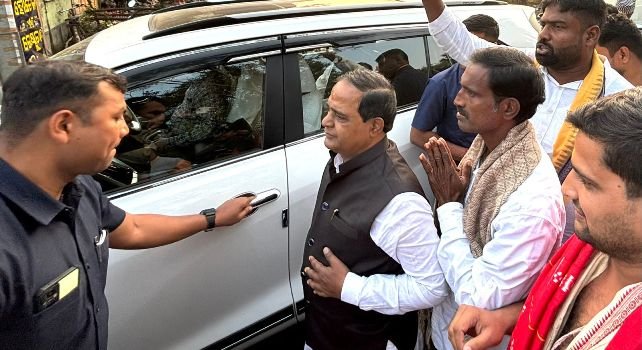 ଆଖଣ୍ଡଳମଣିଙ୍କୁ ଦର୍ଶନ କଲେ ଯୋଗାଣ ମନ୍ତ୍ରୀ