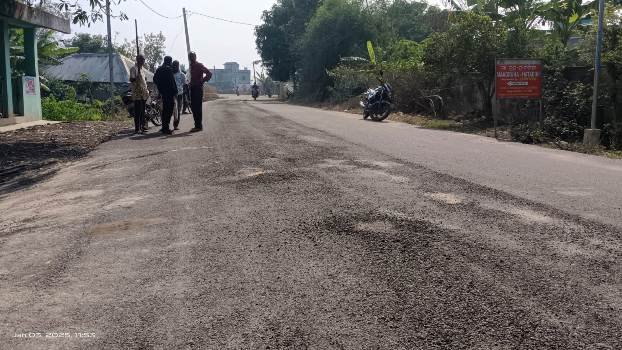 ନିମ୍ନମାନର ରାସ୍ତାକାର୍ଯ୍ୟକୁ ନେଇ ନୂଆଗାଁ ଗ୍ରାମବାସୀଙ୍କ ମଧ୍ୟରେ ଅସନ୍ତୋଷ