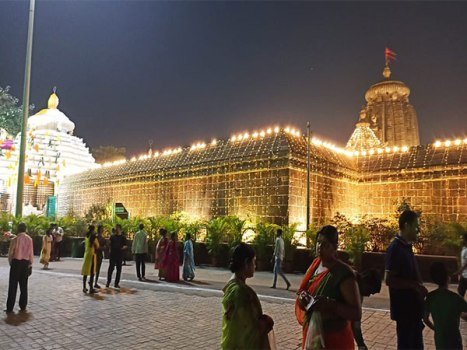 ମହାଶିବରାତ୍ରି ପାଇଁ ଶ୍ରୀଲିଙ୍ଗରାଜଙ୍କ ପୀଠରେ ପ୍ରବଳ ଭିଡ଼, ୨ ମହିଳା ଭକ୍ତ ଆହତ