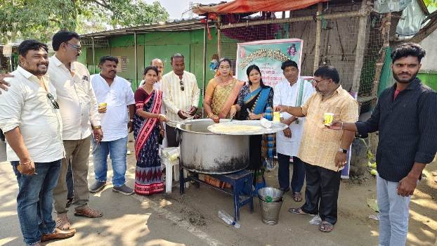 ମହାଶିବରାତ୍ରି ଅବସର ରେ ରାଧେଶ୍ୟାମ ଫାଉଣ୍ଡେସନ ଏଣ୍ଡ ଚାରିଟେବୁଲ ଟ୍ରଷ୍ଟ ପକ୍ଷରୁ ପଣା ବଣ୍ଟନ କାର୍ଯ୍ୟକ୍ରମ
