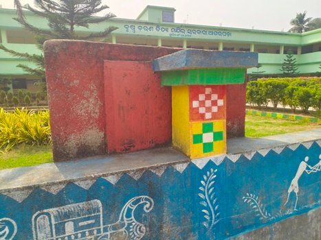 କୃଷ୍ଣଚରଣ ବିଦ୍ୟାମନ୍ଦିର ନବୀକରଣ କାର୍ଯ୍ୟ ପୂର୍ବତନ ସାଂସଦଙ୍କ ଫଳକକୁ ବୋଳି ଦେଲେ ରଙ୍ଗ, ଅଞ୍ଚଳବାସୀଙ୍କ ମଧ୍ୟରେ ବଢୁଛି ଅସନ୍ତୋଷ