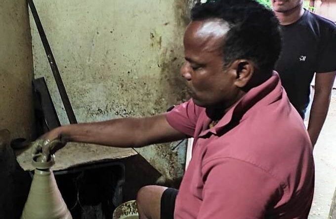ଆଗକୁ ଆଲୋକର ପର୍ବ ଦୀପାବଳୀ: ଆସିକାରେ ଦୀପ ପ୍ରସ୍ତୁତିରେ ବ୍ୟସ୍ତ କୁମ୍ଭକାର