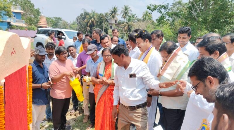 ଗ୍ରାମ୍ୟ ପାର୍କ ଭିତ୍ତି ପ୍ରସ୍ତର, ଗାନ୍ଧୀ ମୂର୍ତ୍ତି ଅନାବରଣ କଲେ ବାଚସ୍ପତି