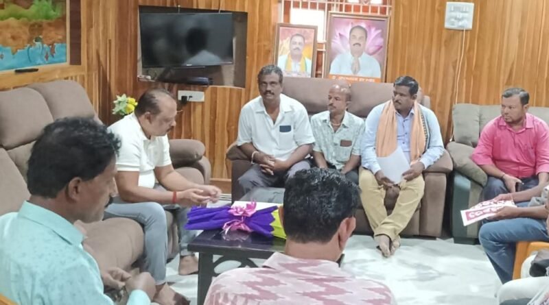 ସ୍ବାବଲମ୍ବୀ କାରିଗର ଏବଂ ପମ୍ପ୍ ଚାଳକ ସଂଘ ତରଫରୁ ବିଧାୟକଙ୍କୁ ସ୍ମାରକ ପତ୍ର