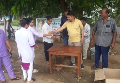 ପ୍ରତିଭା ପୂଜା ସଂସଦ ପକ୍ଷରୁ ଗ୍ଲୁକୋଜ ପାଣି ବଣ୍ଟନ