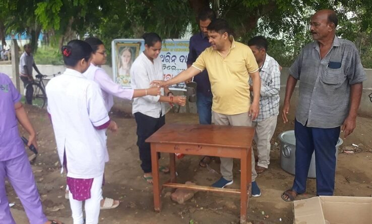 ପ୍ରତିଭା ପୂଜା ସଂସଦ ପକ୍ଷରୁ ଗ୍ଲୁକୋଜ ପାଣି ବଣ୍ଟନ