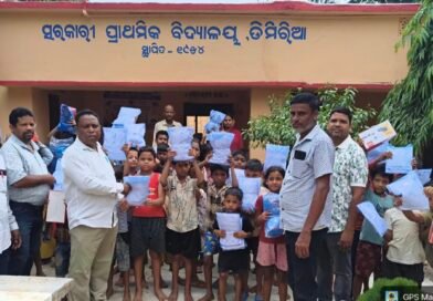 ବିଭିନ୍ନ ବିଦ୍ୟାଳୟରେ ପୋଷାକ ବଣ୍ଟନ କାର୍ଯ୍ୟକ୍ରମ
