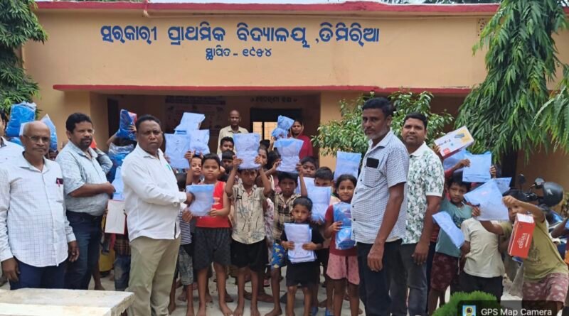 ବିଭିନ୍ନ ବିଦ୍ୟାଳୟରେ ପୋଷାକ ବଣ୍ଟନ କାର୍ଯ୍ୟକ୍ରମ
