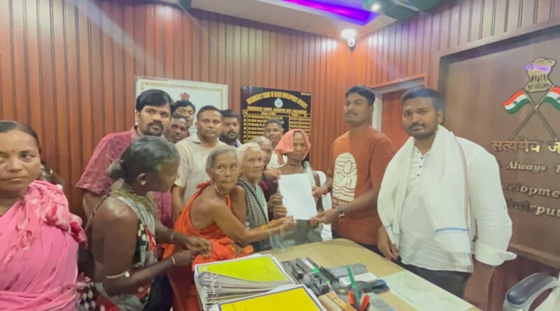 ବିଭିନ୍ନ ସମସ୍ୟା ନେଇ ଯୁବ ବିଜେଡି ପକ୍ଷରୁ ବିଡିଓଙ୍କୁ ଦାବିପତ୍ର