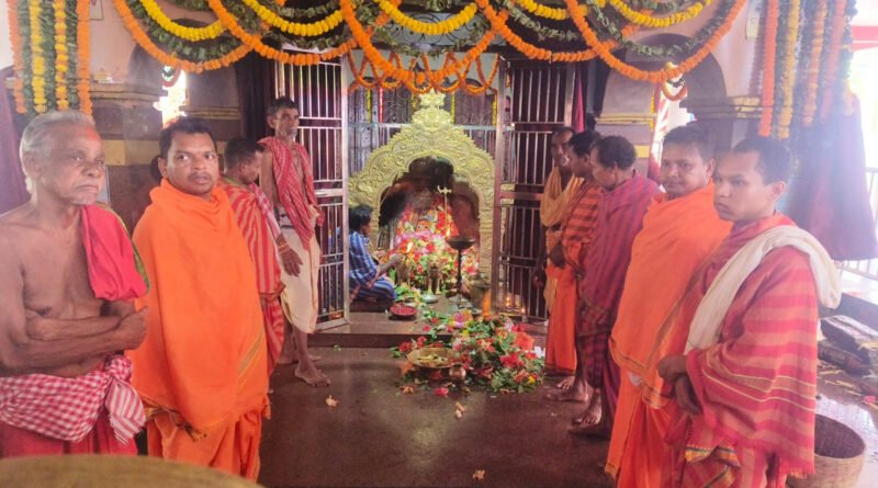 ରଜ ପର୍ବରେ ମା ସିଂହାସନୀ ଶକ୍ତି ପୀଠରେ ହଜାର ହଜାର ଶ୍ରଦ୍ଧାଳୁଙ୍କ ସମାଗମ