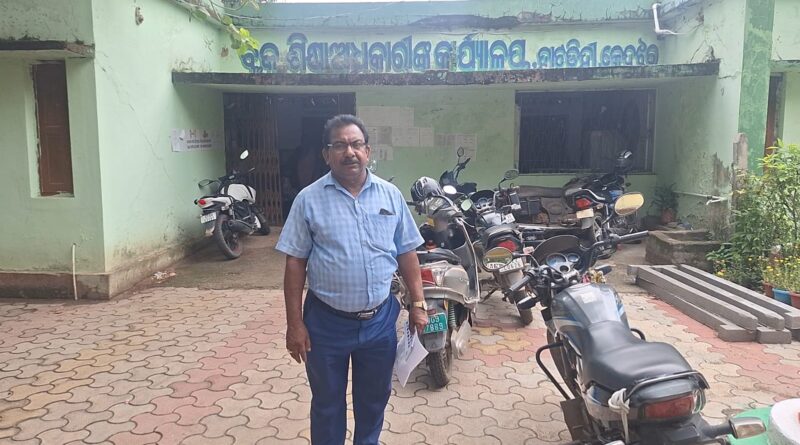 ବିଇଓଙ୍କ କାର୍ଯ୍ୟାଳୟରେ ଅବ୍ୟବସ୍ଥା : ଦୁଇ ଦୁଇ ଥର ଡିଏ କାଟିନେବାକୁ ନେଇ ଅସନ୍ତୋଷ ଝାଡିଲେ ଶିକ୍ଷକ