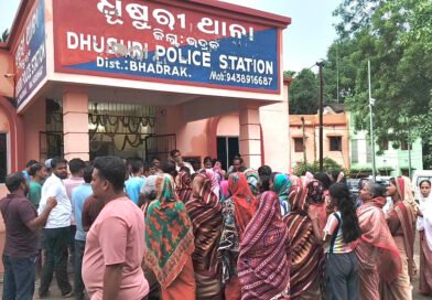 ମଦ ଦୋକାନକୁ ବିରୋଧ: ଶତାଧିକ ମହିଳା ପୁରୁଷ ଥାନାରେ ଦେଲେ ଦାବିପତ୍ର
