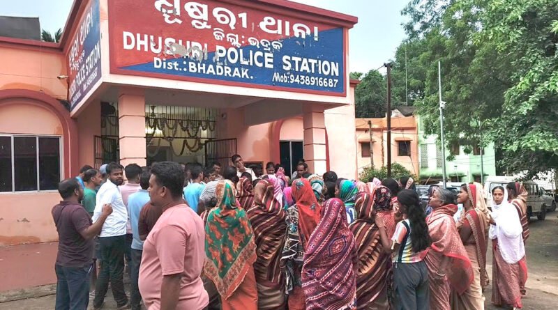 ମଦ ଦୋକାନକୁ ବିରୋଧ: ଶତାଧିକ ମହିଳା ପୁରୁଷ ଥାନାରେ ଦେଲେ ଦାବିପତ୍ର