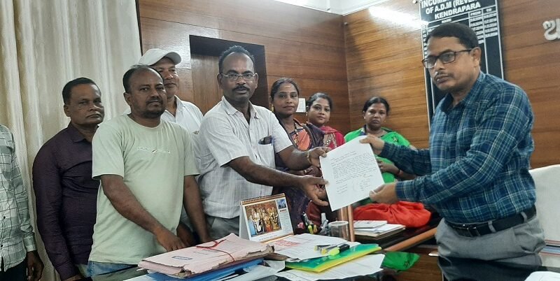 ଗାଁସାଥୀଙ୍କୁ ପଞ୍ଚାୟତ ପକ୍ଷରୁ ଏନଏମଏମଏସ ଆପ ପ୍ରଦାନ କରାନଯିବା : ପ୍ରତିବାଦରେ ଜିଲ୍ଲାପାଳଙ୍କୁ ଅଭିଯୋଗ