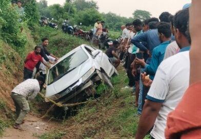 ଭାରସାମ୍ୟ ହରାଇ କେନାଲ କଡ଼କୁ ଖସିଲା ହୁଣ୍ଡାସିଟି କାର:  ଅଳ୍ପକେ ବର୍ତ୍ତିଲେ ଚାଳକ