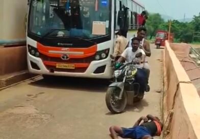 ବିଦ୍ୟାଧରପୁର ବ୍ୟାରେଜ ଉପରେ ମଦ୍ୟପଙ୍କ ଦୌରାତ୍ମ୍ୟ: ଯାତ୍ରୀ ହନ୍ତସନ୍ତ