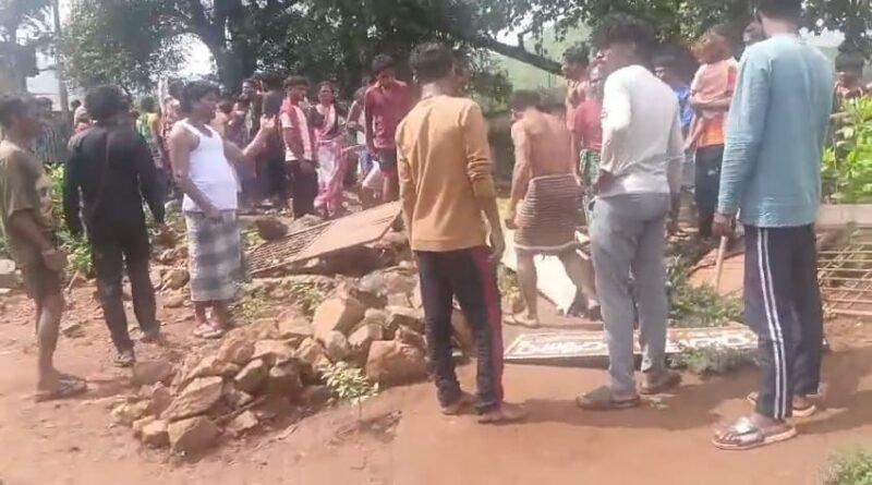 ବିଦ୍ୟାଳୟରେ ଅଘଟଣ: ସ୍କୁଲ ଫାଟକ ଭୁଶୁଡ଼ି ୪ଆହତ, ୨ ଗୁରୁତର