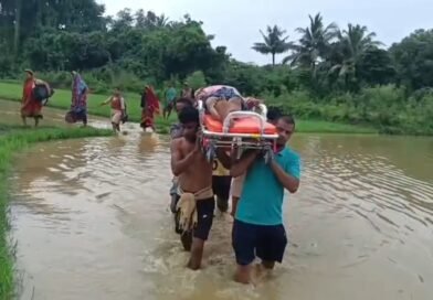 ବିଲ ମଝିରେ ଷ୍ଟ୍ରେଚରରେ ବୁହାହେଲା ରୋଗୀ