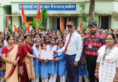 ସୀମାରେ କାର୍ଯ୍ୟରତ ବୀର ଯବାନ୍‍ଙ୍କ ପାଇଁ ରାକ୍ଷୀ ପଠାଇଲେ ବାଳିକା ଉଚ୍ଚ ବିଦ୍ୟାଳୟ ଛାତ୍ରୀ